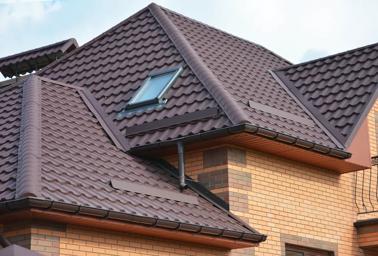 Hipped tile roof with a roof window